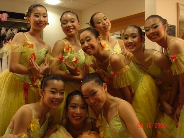 SDT Nutcracker Backstage at SDT’s Nutcracker in 2008. Bi Ru: Front row, first left. Min Yi: Back row, second right. © Ma Yueyun