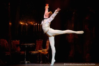 Rupert Pennefather as Des Grieux