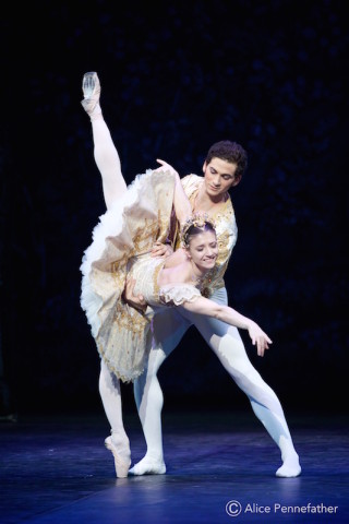 Alejandro Virelles and Alina Cojocaru in The Nutcracker