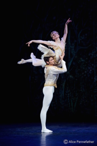 Alejandro Virelles and Alina Cojocaru in The Nutcracker