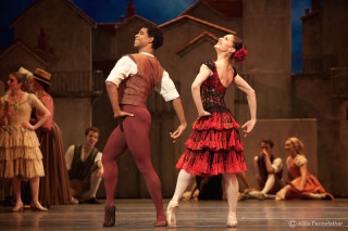 Marianela NuÃ±ez as Kitri and Carlos Acosta as Basilio.