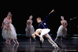 Rupert Pennefather as Prince Siegfried, Roberta Marquez as Odette
