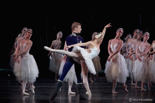 Rupert Pennefather as Prince Siegfried, Roberta Marquez as Odette