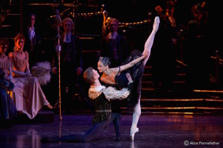 Rupert Pennefather as Prince Siegfried, Roberta Marquez as Odile