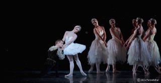 Rupert Pennefather as Prince Siegfried, Roberta Marquez as Odette