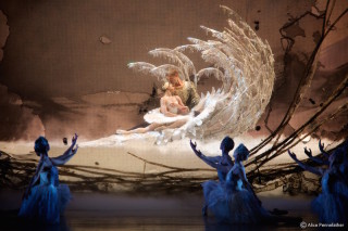 Rupert Pennefather as Prince Siegfried and Roberta Marquez as Odette