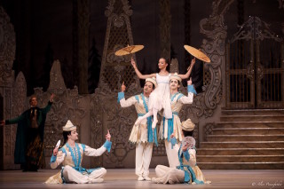 Francesca Hayward as Clara and Artists of The Royal Ballet in the Chinese Dance