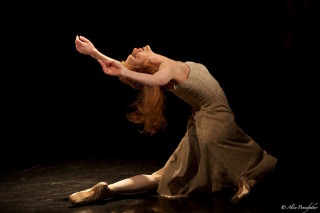 Zenaida Yanowsky as Elizabeth