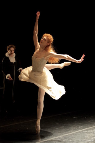 Zenaida Yanowsky as Elizabeth