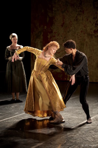 Zenaida Yanowsky and Carlos Acosta in Will Tuckett's Elizabeth