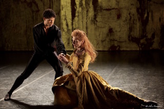 Zenaida Yanowsky and Carlos Acosta in Will Tuckett's Elizabeth
