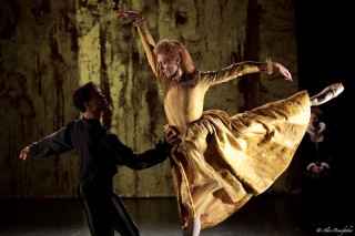 Zenaida Yanowsky and Carlos Acosta in Will Tuckett's Elizabeth