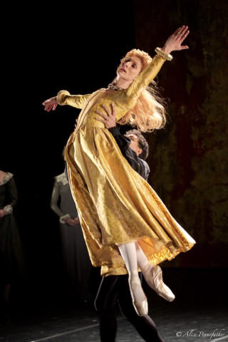 Zenaida Yanowsky and Carlos Acosta in Will Tuckett's Elizabeth