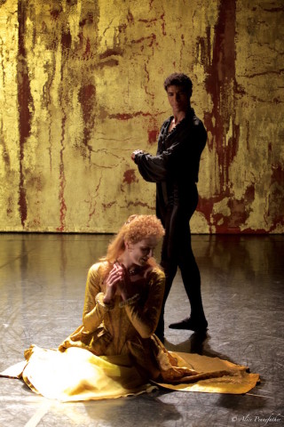 Zenaida Yanowsky and Carlos Acosta in Will Tuckett's Elizabeth