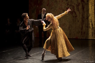 Zenaida Yanowsky and Carlos Acosta in Will Tuckett's Elizabeth
