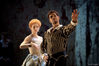 Zenaida Yanowsky and Carlos Acosta in Will Tuckett's Elizabeth
