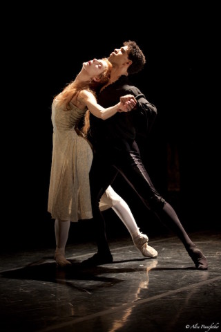 Zenaida Yanowsky and Carlos Acosta in Will Tuckett's Elizabeth