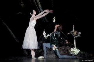 Natalia Osipova as Giselle and Matthew Golding as Albrecht