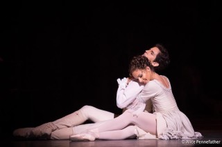 Federico Bonelli and Francesca Hayward in Manon