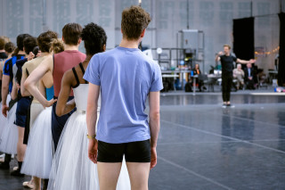 Christopher Wheeldon gives instructions to Artists of English National Ballet