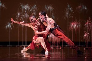Sarah Van Patten et Nathaniel Remez dans le ballet Björk d'Arthur Pita.