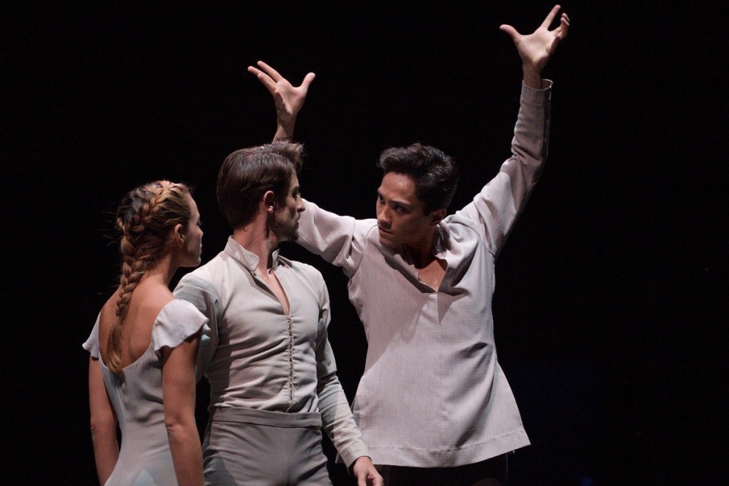 Jeffrey Cirio en tant que Hilarion avec Fernanda Oliveira et Fernando Bufalá dans Giselle d'Akram Khan.